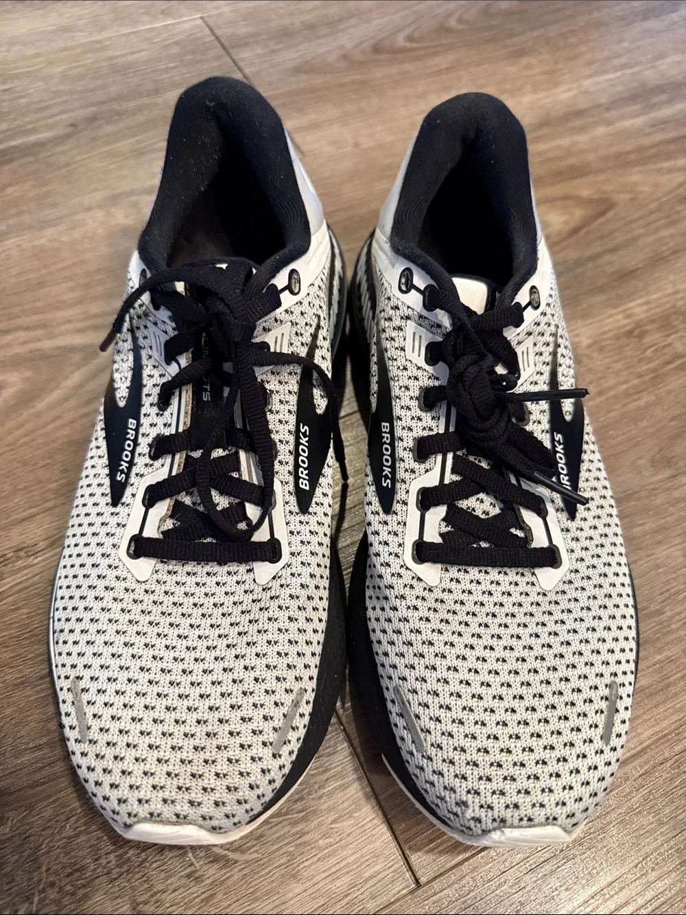 Brooks Adrenaline GTS 22 Shoes Womens Size 9 White Black Running Sneakers